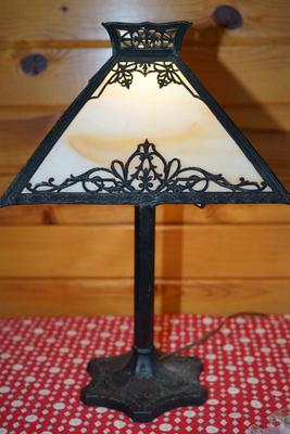 ANTIQUE EARLY 1900'S SLAG GLASS LAMP W/ ORNATE FILLIGREE METAL WORK