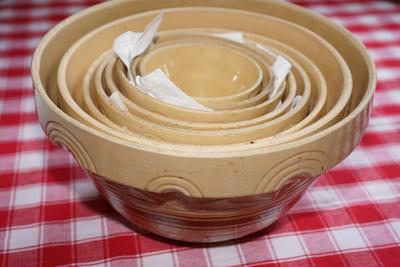ANTIQUE YELLOW WARE NESTING STONEWARE BOWL SET W/BROWN BANDED. 14" TO 5"
