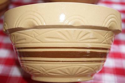ANTIQUE YELLOW WARE NESTING STONEWARE BOWL SET W/BROWN BANDED. 14" TO 5"