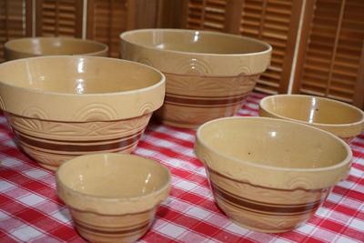 ANTIQUE YELLOW WARE NESTING STONEWARE BOWL SET W/BROWN BANDED. 14" TO 5"