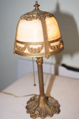 ANTIQUE LADIES DRESSING TABLE CHOCOLATE SLAG GLASS LAMP SWAG METAL ACCENT ON SHADE CHO