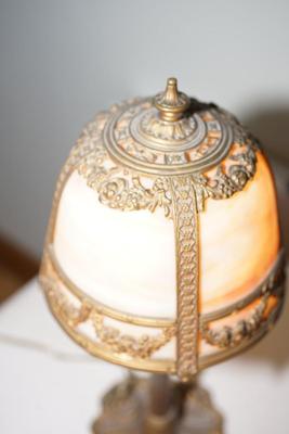 ANTIQUE LADIES DRESSING TABLE CHOCOLATE SLAG GLASS LAMP SWAG METAL ACCENT ON SHADE CHO