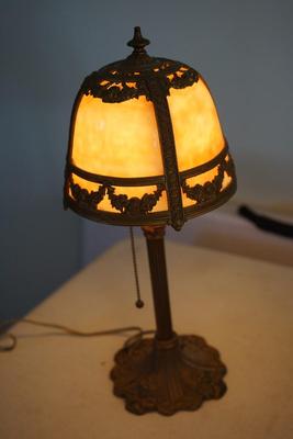 ANTIQUE LADIES DRESSING TABLE CHOCOLATE SLAG GLASS LAMP SWAG METAL ACCENT ON SHADE CHO
