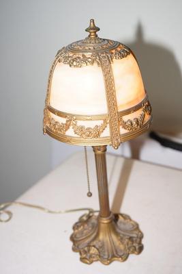 ANTIQUE LADIES DRESSING TABLE CHOCOLATE SLAG GLASS LAMP SWAG METAL ACCENT ON SHADE CHO