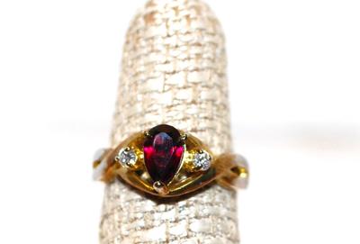 Size 6Â¼ Beautiful 3 Prong Pear Shape Ruby Colored Ring with 2 Side Accent Stones (3.6g)