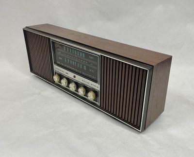 Vintage AM FM Tabletop Radio