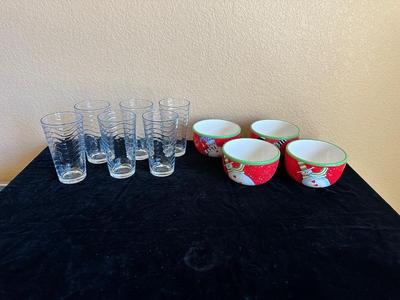 6 GLASS DRINKING TUMBLERS AND 4 FROSTY THE SNOWMAN BOWLS