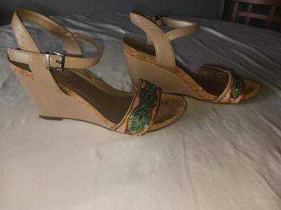 LADIES WHITE MOUNTAIN BEADED WEDGE SANDALS SIZE 7.5
