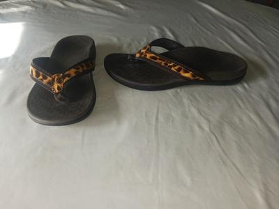 LIKE NEW LADIES VIONIC FLIP FLOPS/SANDALS SIZE 7.5