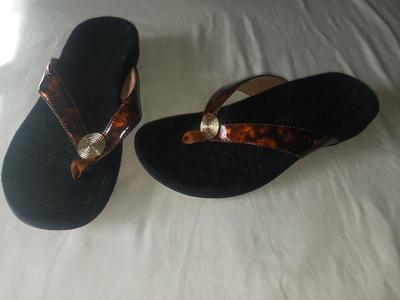 LIKE NEW LADIES VIONIC FLIP FLOPS SIZE 7.5