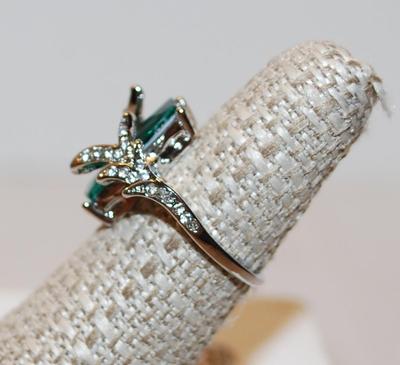 Size 7 Green Emerald-Cut Stone Ring on a Silver Branch Setting with Clear Accent Stones (4.2g)