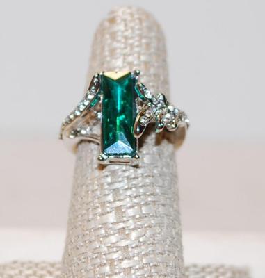 Size 7 Green Emerald-Cut Stone Ring on a Silver Branch Setting with Clear Accent Stones (4.2g)