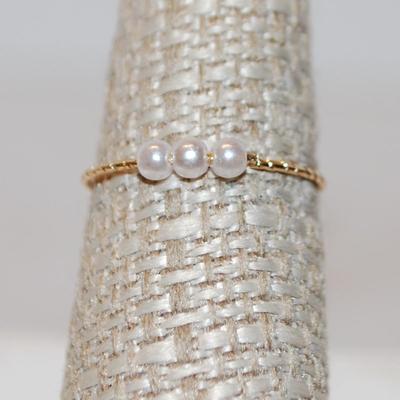 Size 6Â¾ 3 Moveable Small Pearl Style Ring on a Thin Gold Tone Rippled Band (0.1g)