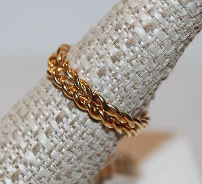 Size 8 Set of 2 Twisted Rope Style Rings on Gold Tone Bands (2.1g)