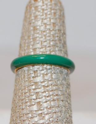 Size 7 Forest Green Enamel Band Ring with Gold-Circled Solitaire Clear Stone (2.9g)