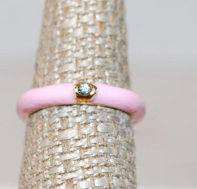 Size 7 Pink Enamel Band Ring with Gold-Circled Solitaire Clear Stone (2.9g)