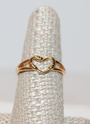 Size 8 Simple Open Heart Design Gold Tone Ring (1.7g)