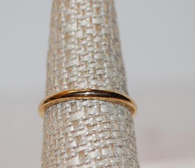 Size 7Â½ Single Pearl-Style Ring on a Gold Tone Band (1.4g)