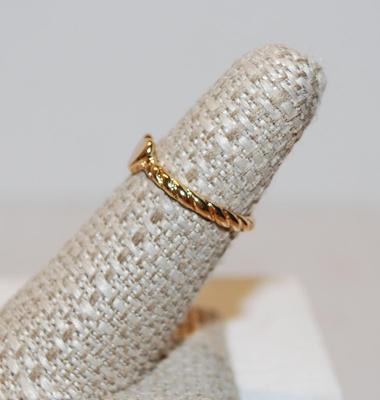 Size 6½ Small Gold Tone Heart & Band Ring (1.7g)