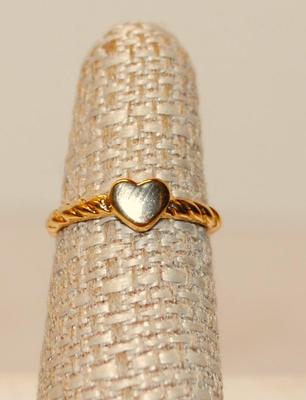 Size 6Â½ Small Gold Tone Heart & Band Ring (1.7g)