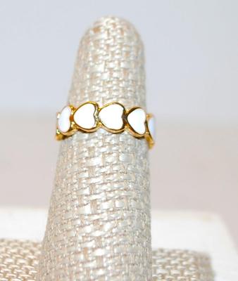 Size 6¾ White Opaque Side Hearts OPEN Band Ring on a Gold Tone Setting (2.9g)