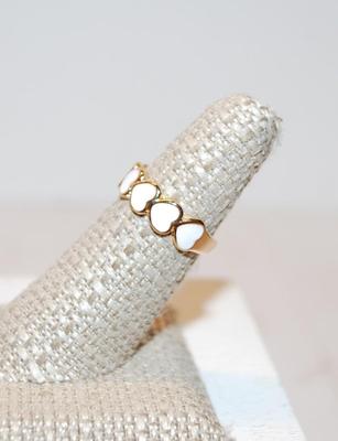 Size 6Â¾ White Opaque Side Hearts OPEN Band Ring on a Gold Tone Setting (2.9g)