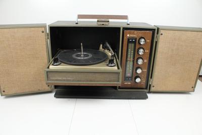 Vintage Penncrest Solid State Record Player and Radio