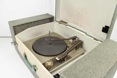 Vintage RCA 3VC35 Suitcase Record Player