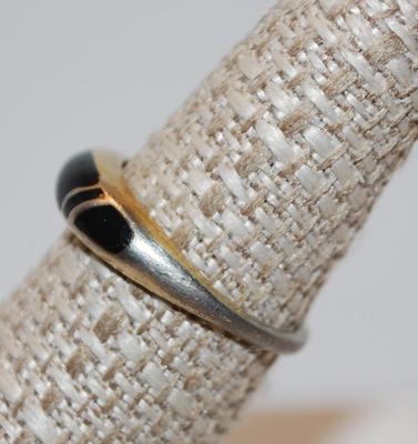 Size 7 "Avon" Marked 5 Black Inlays Ring on Gold Tone Band (3.1g)