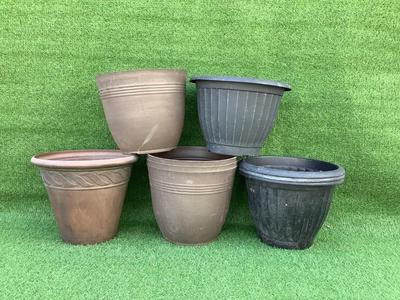 145 Lot of Round Plastic Flower Pots