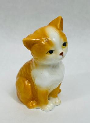 Cats of Character SITTING PRETTY Danbury Mint cat figurine