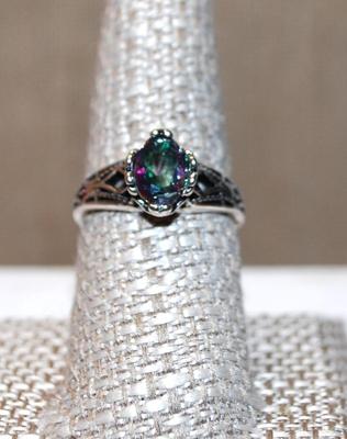 Size 8¾ Oval Shaped Green/Purple Iridescent Stone Ring on a Silver Tone Band (2.7g)