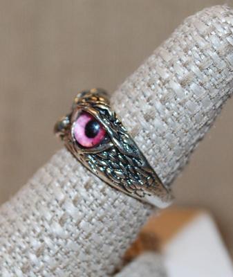 Size 7¾ Pink Eyed Owl Face Ring on a Silver Tone Overlapping Band (5.9g)