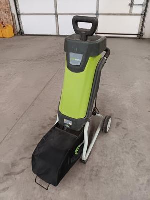GreenWorks electric Yard chipper 120 Volt 60 Hz 15 A 4000RPM/tr/min With Bagger