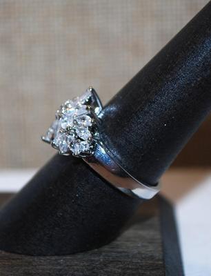 Size 7 "Spray of Flowers" Sparkle Clear Stones Ring on a .925 Silver Band (3.9g)