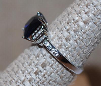 Size 7 Deep Blue Square Cut Stone Ring with "Side-Steps" Clear Stone Accents on a Silver Tone Band (2.7g)