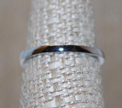 Size 7 Deep Blue Square Cut Stone Ring with "Side-Steps" Clear Stone Accents on a Silver Tone Band (2.7g)