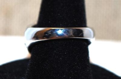 Size 8 Dark Blue Iridescent Oval Stone Ring with Side Accents on a Silver Tone Band (7.0g)