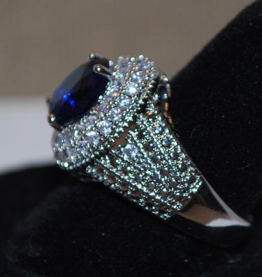 Size 8 Dark Blue Iridescent Oval Stone Ring with Side Accents on a Silver Tone Band (7.0g)