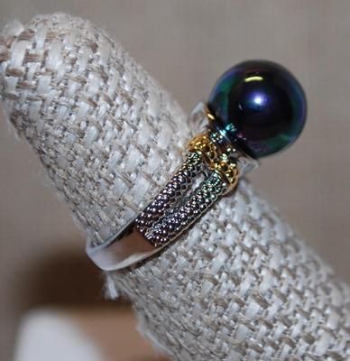 Size 6 Large Black Faux Pearl Ring on a Two-Tone Gold & Silver Band (5.2g)