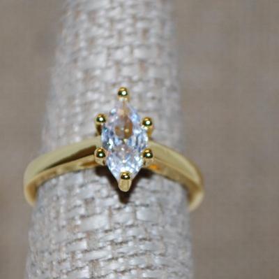Size 7¼ Single Marquise Cut Clear Stone Ring in a 6 Point Setting on a Gold Tone Band (3.2g)