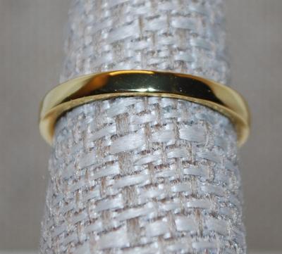 Size 7¼ Single Marquise Cut Clear Stone Ring in a 6 Point Setting on a Gold Tone Band (3.2g)