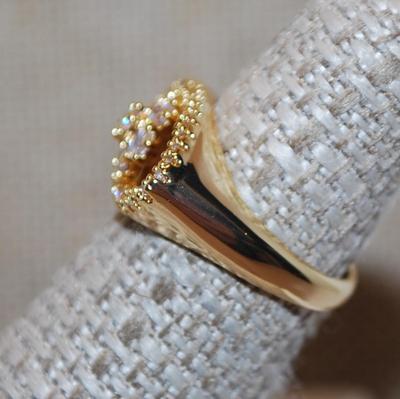 Size 6 Side Positioned Oval Ring with Lots of Gold Points on a Gold Tone Band (4.4g)