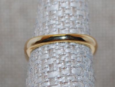 Size 6 Side Positioned Oval Ring with Lots of Gold Points on a Gold Tone Band (4.4g)