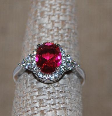 Size 7 Red/Pink Cushion Cut Stone Ring with Pointed Side Accents on a Silver Tone Band (3.2g)