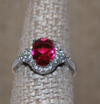 Size 7 Red/Pink Cushion Cut Stone Ring with Pointed Side Accents on a Silver Tone Band (3.2g)