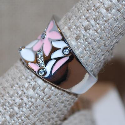 Size 8½ Pink & White Flowers Ring in an Enamel Style on a Silver Tone Band (6.9g)