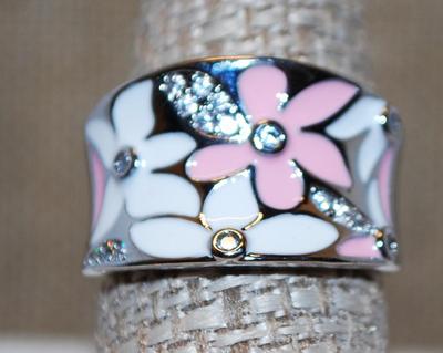 Size 8½ Pink & White Flowers Ring in an Enamel Style on a Silver Tone Band (6.9g)