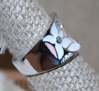 Size 8½ Pink & White Flowers Ring in an Enamel Style on a Silver Tone Band (6.9g)