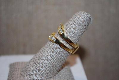 Size 7 Split 2 Tier Setting & Clear Stones Ring on a Gold Tone Band (5.1g)